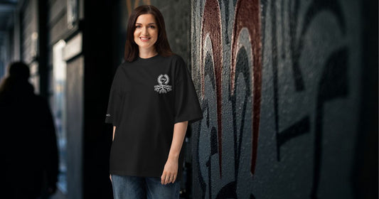 Modelo vistiendo camiseta negra heavyweight de 215gsm con corte boxy fit de Zaylachi Co. en entorno urbano