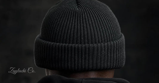 Figura con gorro beanie gris oscuro borde vuelto Zaylachi Co. Guía gorras y gorros otoño invierno streetwear.