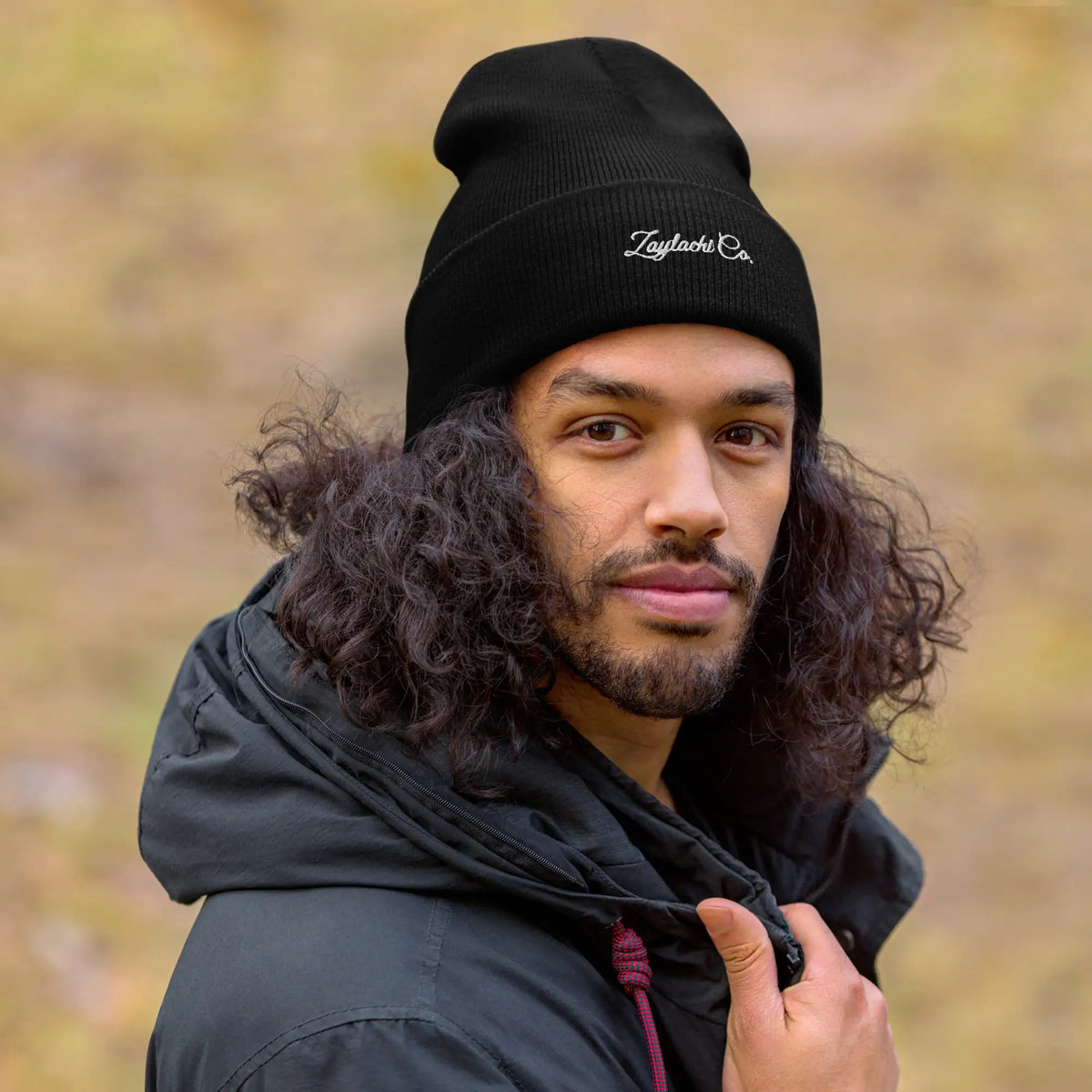 Hombre con gorro beanie negro Zaylachi Co. borde vuelto exterior urbano. Streetwear premium invierno unisex.