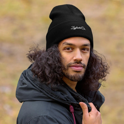 Hombre con gorro beanie negro Zaylachi Co. borde vuelto exterior urbano. Streetwear premium invierno unisex.