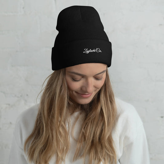 Mujer con gorro beanie negro Zaylachi Co. borde vuelto 100% acrílico Turbo. Streetwear urbano unisex premium.