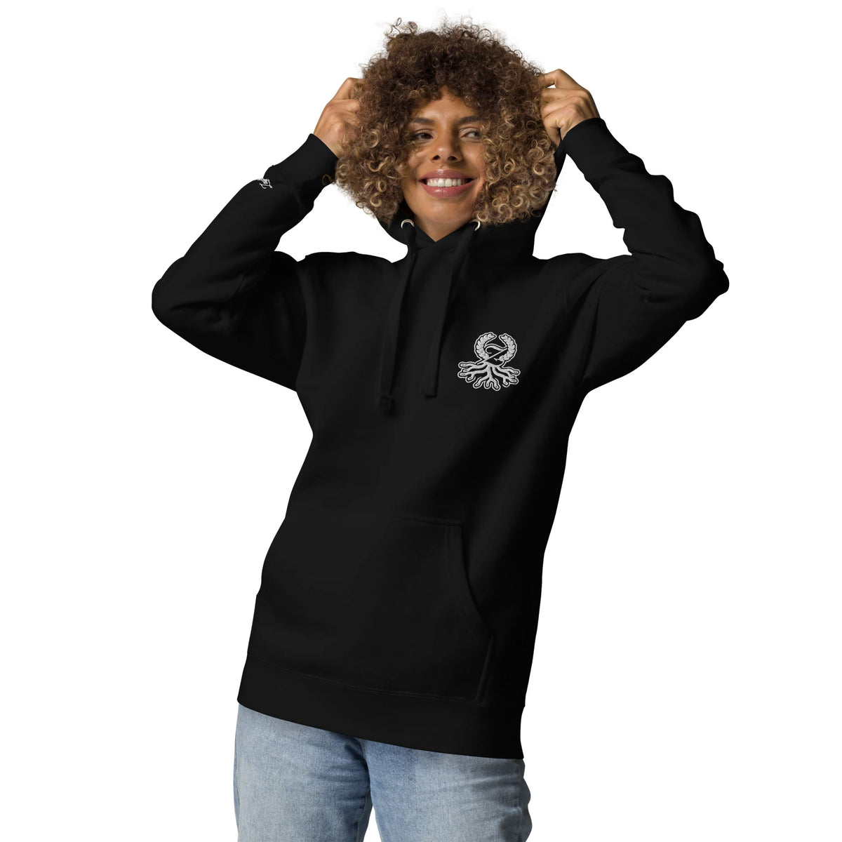 Mujer con sudadera premium negra Zaylachi Co. 288gsm capucha levantada. Soft-washed streetwear unisex premium.