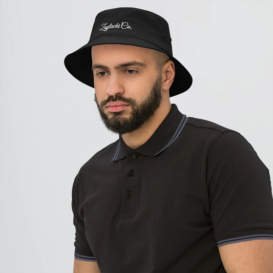 Homme portant un bob bucket hat noir signature Zaylachi Co. brodée streetwear | Zaylachi Co.