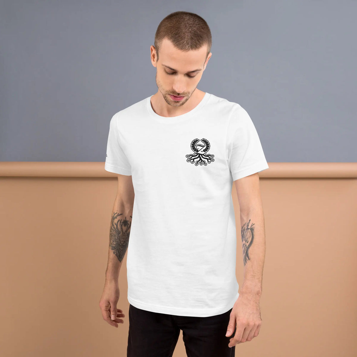 Hombre con camiseta clásica blanca bordado logo Zaylachi Origine streetwear