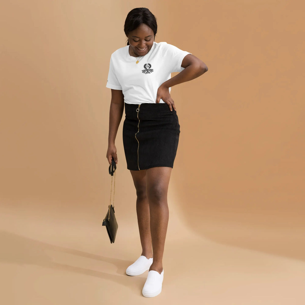 Mujer con camiseta clásica blanca bordado logo Zaylachi Origine streetwear