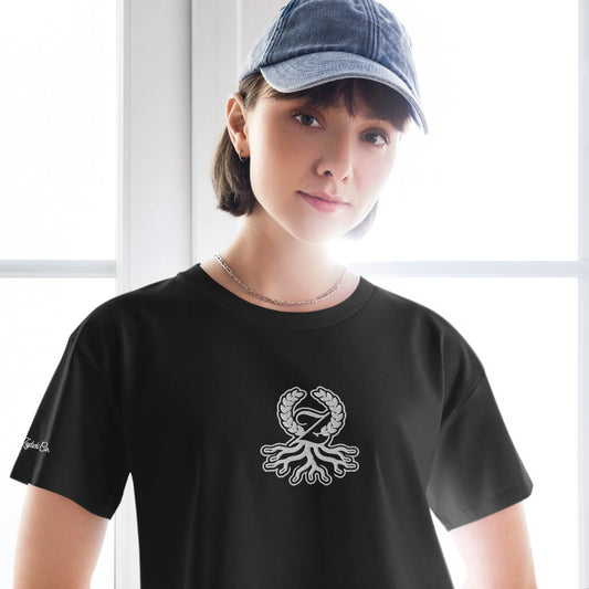 Femme avec casquette portant un t-shirt crop boxy noir brodé Zaylachi Origine streetwear | Zaylachi Co.