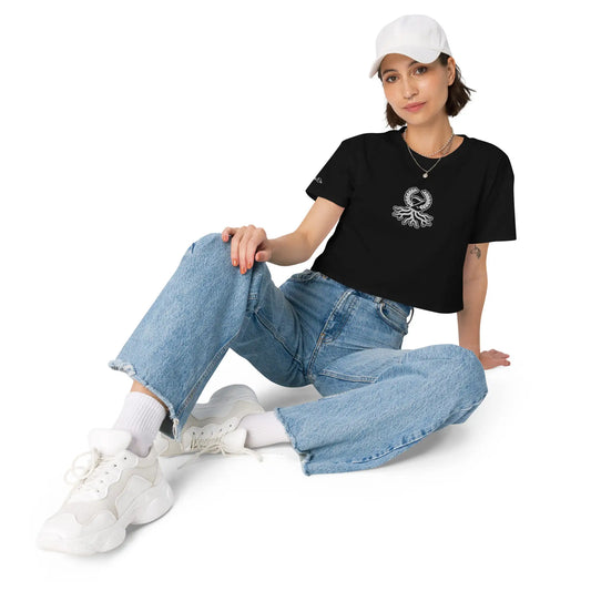 Femme portant un t-shirt crop boxy noir brodé Zaylachi Origine streetwear | Zaylachi Co.