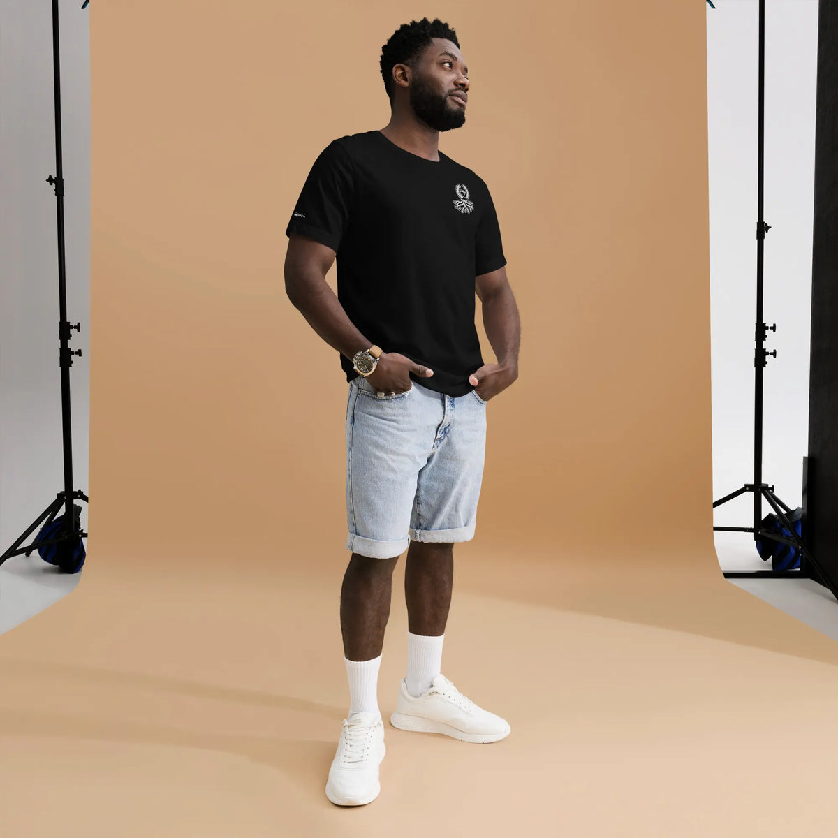 Hombre con camiseta clásica negra logo blanco bordado Zaylachi Origine streetwear