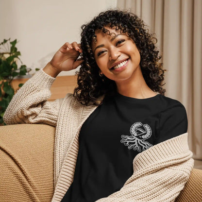 Femme portant un t-shirt relaxed fit noir brodé Zaylachi Origine streetwear