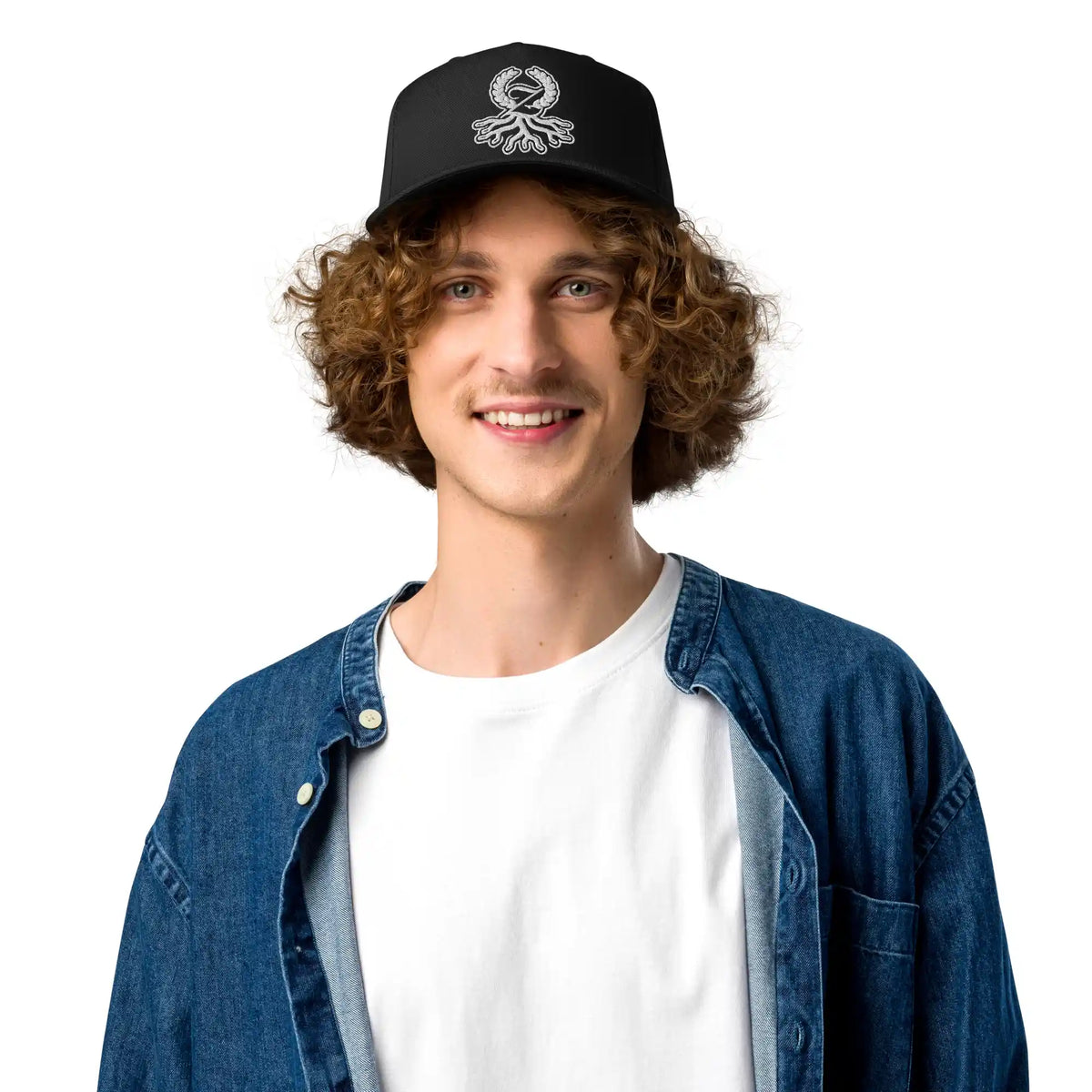 Hombre con gorra 5 panel negra Zaylachi Origine bordada streetwear