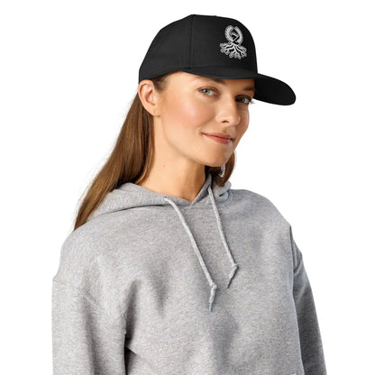 Mujer con gorra 5 panel negra Zaylachi Origine bordada streetwear