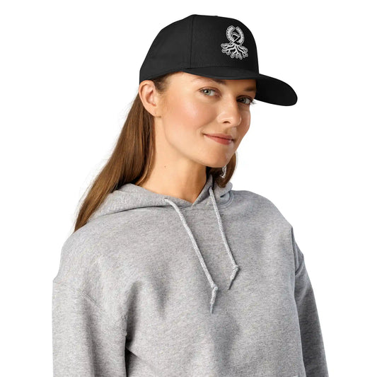 Mujer con gorra 5 panel negra Zaylachi Origine bordada streetwear