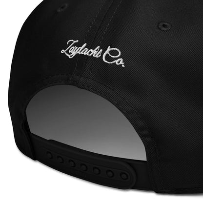 Gorra 5 panel negra vista posterior firma Zaylachi Co. bordada