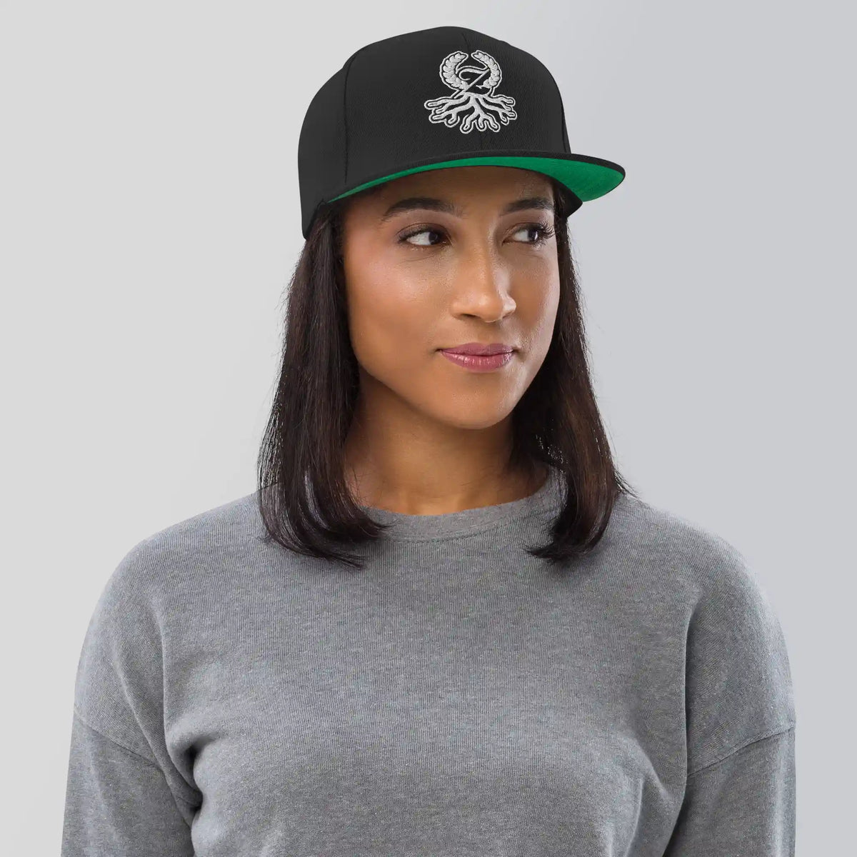 Mujer con gorra snapback negra Zaylachi Origine bordada streetwear | Zaylachi Co.