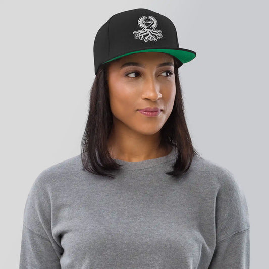Mujer con gorra snapback negra Zaylachi Origine bordada streetwear | Zaylachi Co.