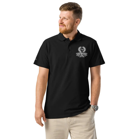 Homme portant un polo piqué noir logo blanc brodé Zaylachi Origine streetwear | Zaylachi Co.
