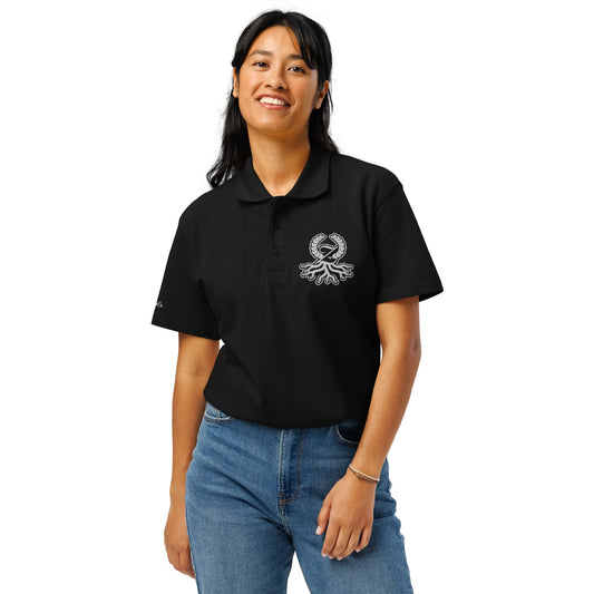 Femme portant un polo piqué noir logo blanc brodé Zaylachi Origine streetwear | Zaylachi Co.