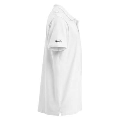 Polo piqué blanco vista lateral firma Zaylachi Co. bordada en manga | Zaylachi Co.