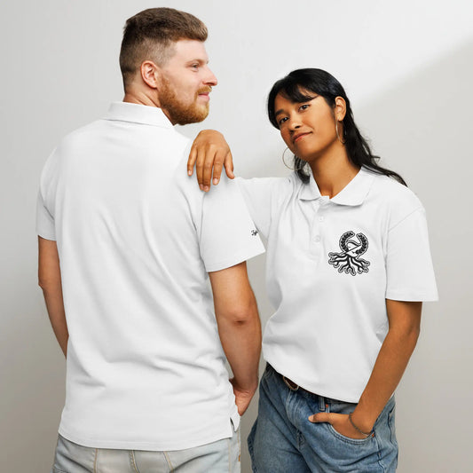 Pareja con polo piqué blanco logo negro bordado Zaylachi Origine streetwear