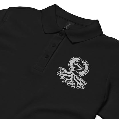Détail broderie logo Zaylachi Origine sur polo piqué femme noir | Zaylachi Co.