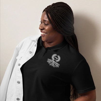 Femme portant un polo piqué noir semi-ajusté Zaylachi Origine lifestyle | Zaylachi Co.