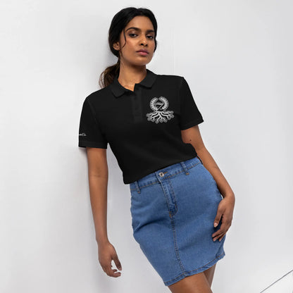 Femme portant un polo piqué noir semi-ajusté brodé Zaylachi Origine streetwear | Zaylachi Co.