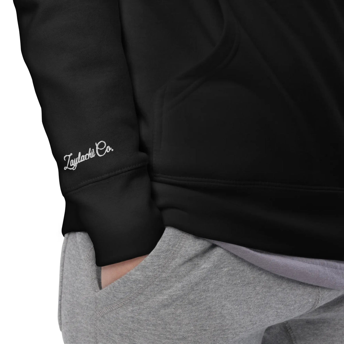 Detalle bordado y firma Zaylachi Co. en manga sudadera premium unisex negra | Zaylachi Co.