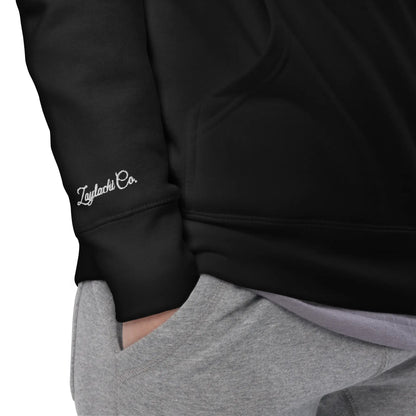 Detalle bordado y firma Zaylachi Co. en manga sudadera premium unisex negra | Zaylachi Co.
